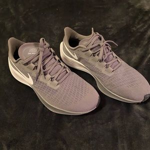 Nike Zoom Pegasus 37 Men’s 9/ Women’s 10.5